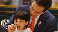 Jokowi sangat dekat dengan Jan Ethes. Ia menemani sang cucu melakukan berbagai aktivitas, sampai menyuapinya makan.  