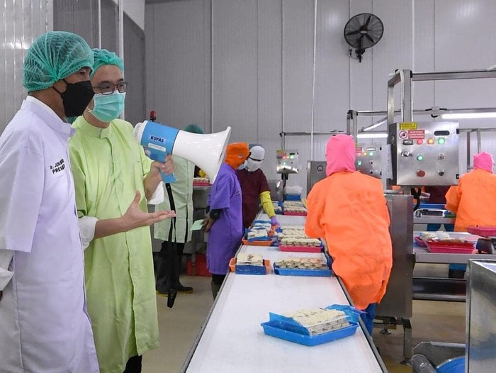 Hari Ulang Tahun Jokowi, Intip Momen Blusukannya Belanja Buah di Pasar