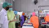 Belum lama ini Jokowi mengunggah foto dirinya ketika berkunjung ke sebuah pabrik pengolahan makanan laut di Lamongan. Makanan ini nantinya akan diekspor ke berbagai negara.