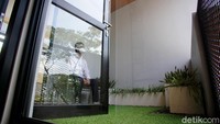 Keistimewaan fitur O8 Perfect Home adalah sebagai perfect family home, klaster ini tampil dengan desain minimalis modern yang kekinian serta fully furnished dan free electronic appliances sehingga calon penghuni bisa langsung menempati hunian, tanpa harus mengisi interior rumah. Perfect location memanjakan para penghuninya dengan lokasi strategis serta aksesibilitas yang terintegrasi dengan berbagai permukiman, perkantoran, pusat bisnis, dan beragam fasilitas umum. 