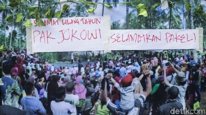 HUT Jokowi Dari Petani Banyuwangi yang Terjerat Konflik Agraria Warga Pakel, Banyuwangi menggelar aksi di Kawasan Patung Kuda, Jakarta. Di tengah konflik agraria, mereka masih sempat ucapkan selamat untuk Jokowi.