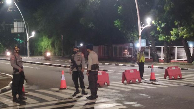 Pembatasan di Jalan Bulungan menuju SMA 70 Jakarta mulai diberlakukan, Senin (21/6/2021) pukul 21.00 WIB.