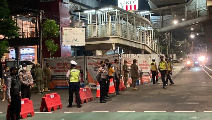 Pembatasan di Jalan Gunawarman, Jakarta Selatan, tepatnya di depan KFC mulai diberlakukan, Senin (21/6/2021) pukul 21.00 WIB.