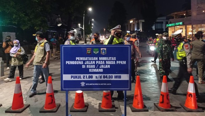 Pembatasan mobilitas masyarakat di Jalan Kemang Raya mulai diberlakukan, Senin (21/6/2021).