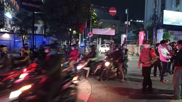 Pengendara motor membunyikan klakson saat pembatasan di Jalan Kemang Raya mulai diberlakukan, Senin (21/6/2021).