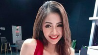 Kecantikan Kartika Berliana yang sering membuat para pria betah menyaksikan tayangan meski sedang jeda pertandingan. Foto: Instagram Kartika Berliana