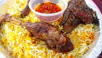 Kalau kamu datang bersama keluarga atau teman dan ingin makan kebuli bersama, coba pesan kebuli ukuran loyang. Ada tiga pilihan ukuran yakni Loyang Mini, Loyang Sedang dan Loyang Besar. Foto: detikFood/Devi S. Lestari