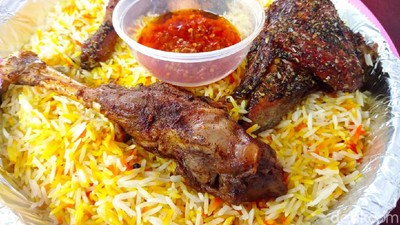 Harumnya Nasi Kebuli dengan Topping Ayam dan Kambing Khas Yordania