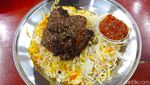Harumnya Nasi Kebuli dengan Topping Ayam dan Kambing Khas Yordania