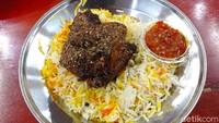 Setiap paket loyang ini kamu bisa pilih mau pakai ayam, kambing atau campur daging ayam atau kambing. Foto: detikFood/Devi S. Lestari