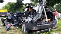 Kecelakaan itu mengakibatkan bodi Kijang Innova sebelah kiri terkelupas dan rusak berat.