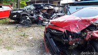Sementar itu bagian belakan mobil Ayla tampak penyok. Kaca belakang juga pecah. Saat ini kendaraan yang terlibat kecelakaan telah dievakuasi ke Mako Satlantas Polres Boyolali.