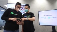 CEO & Co-Founder CrediBook Gabriel Frans dan CEO & Co-Founder Payfazz Hendra Kwik dalam peresmian aplikasi Payfazz Buku, di Jakarta.  Aplikasi Payfazz Buku powered by CrediBook merupakan layanan pencatatan keuangan digital yang fokus dihadirkan bagi UMKM ritel. 