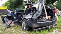 Karena jarak yang sudah terlalu dekat, mobil Kijang Innova tak dapat menghindar dan menabrak truk tersebut. Polisi masih mencari mobil truk yang tertabrak Kijang Innova tersebut. Truk tak dikenal itu kabur setelah kecelakaan.