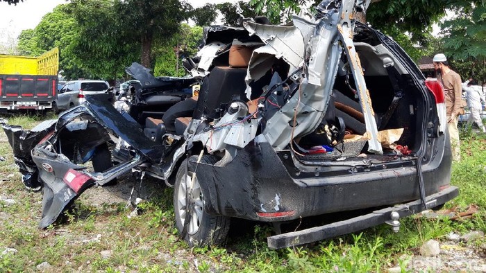 Kendaraan yang terlibat kecelakaan di Tol Boyolali, kini berada di Mako Satlantas Polres Boyolali, Senin (21/6/2021). Kendaraan yang terlibat kecelakaan di Tol Boyolali, kini berada di Mako Satlantas Polres Boyolali, Senin (21/6/2021).