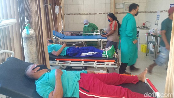 Sebanyak 51 warga Desa Sukowiyono, Kecamatan Padas, Ngawi mengalami keracunan. Mereka muntah-muntah dan diare usai menyantap hidangan dari syukuran warga.