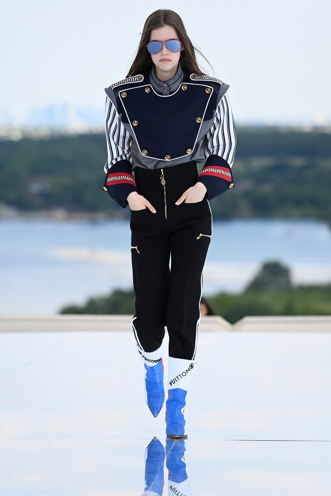 Fashion show koleksi terbaru Louis Vuitton Cruise 2022 yang mengangkat perjalanan ke luar angkasa. Foto: Getty Images/Pascal Le Segretain.