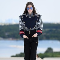 Fashion show koleksi terbaru Louis Vuitton Cruise 2022 yang mengangkat perjalanan ke luar angkasa. Foto: Getty Images/Pascal Le Segretain.