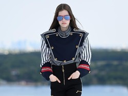 10 Koleksi Louis Vuitton Cruise 2022 bak Perjalanan ke Luar Angkasa