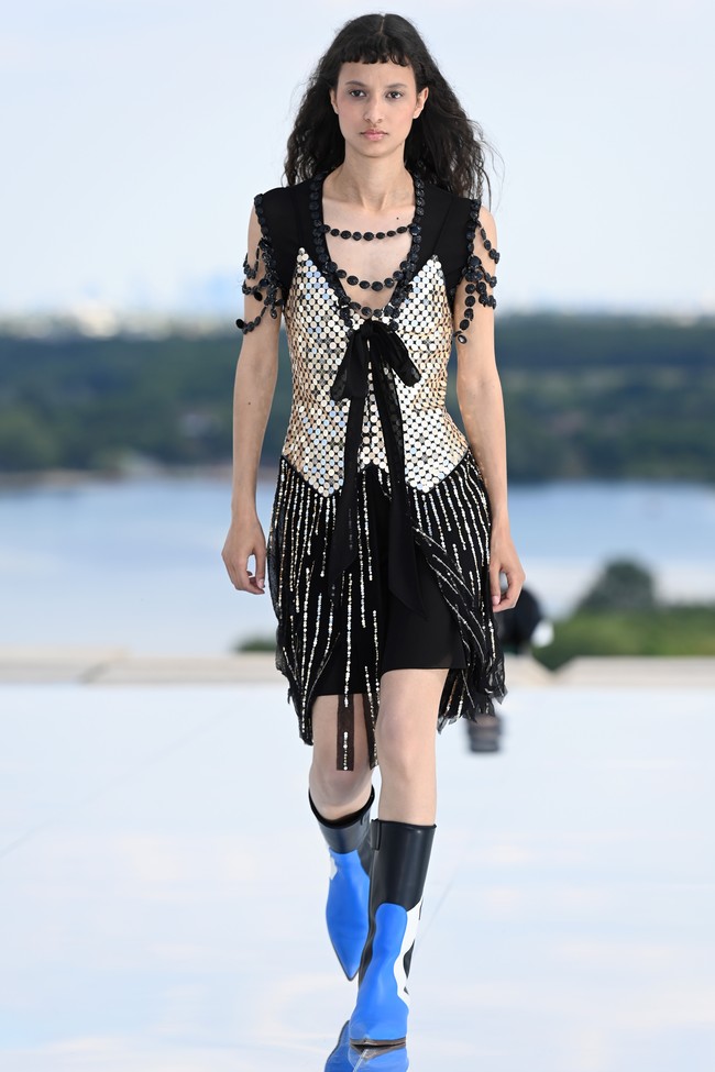 Fashion show koleksi terbaru Louis Vuitton Cruise 2022 yang mengangkat perjalanan ke luar angkasa. Foto: Getty Images/Pascal Le Segretain.