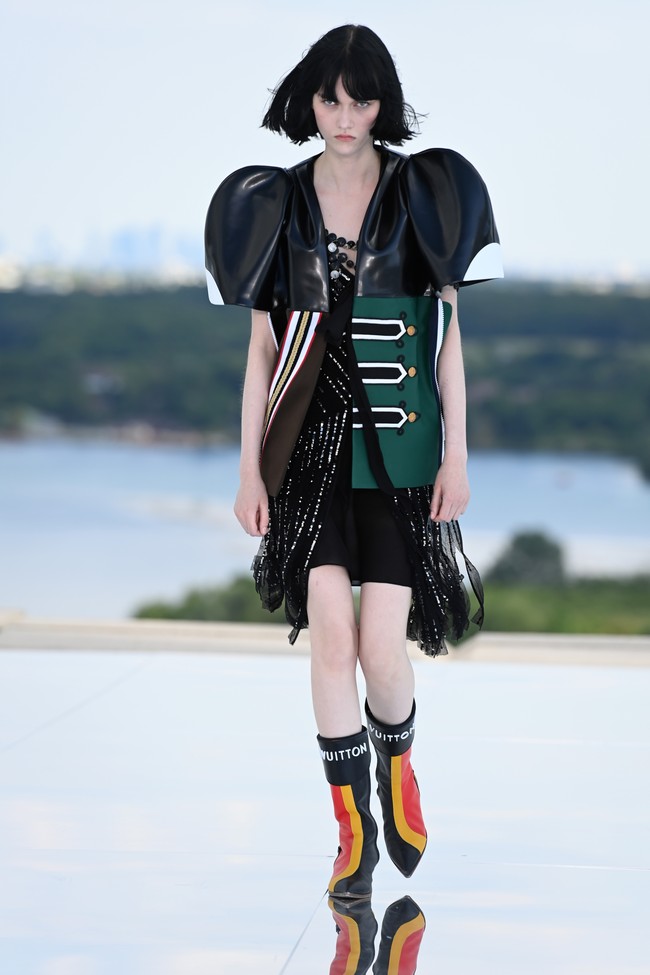 Fashion show koleksi terbaru Louis Vuitton Cruise 2022 yang mengangkat perjalanan ke luar angkasa. Foto: Getty Images/Pascal Le Segretain.