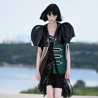 Fashion show koleksi terbaru Louis Vuitton Cruise 2022 yang mengangkat perjalanan ke luar angkasa. Foto: Getty Images/Pascal Le Segretain.