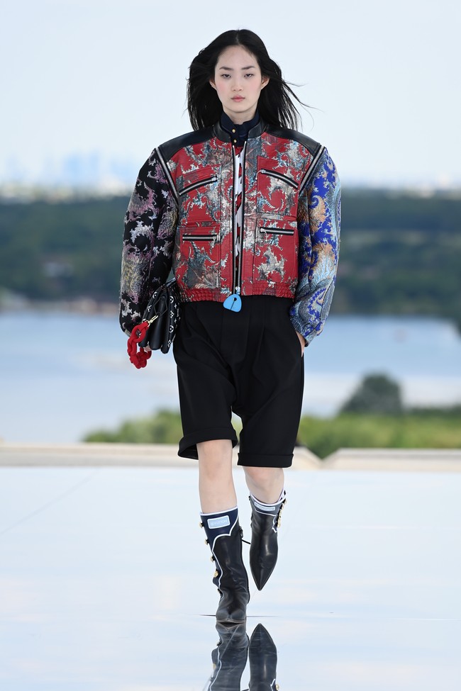Fashion show koleksi terbaru Louis Vuitton Cruise 2022 yang mengangkat perjalanan ke luar angkasa. Foto: Getty Images/Pascal Le Segretain.