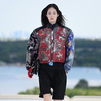 Fashion show koleksi terbaru Louis Vuitton Cruise 2022 yang mengangkat perjalanan ke luar angkasa. Foto: Getty Images/Pascal Le Segretain.