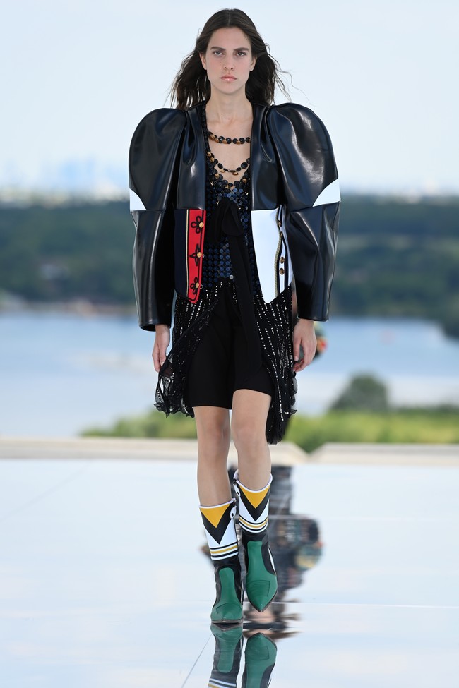 Fashion show koleksi terbaru Louis Vuitton Cruise 2022 yang mengangkat perjalanan ke luar angkasa. Foto: Getty Images/Pascal Le Segretain.