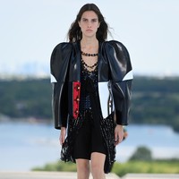 Fashion show koleksi terbaru Louis Vuitton Cruise 2022 yang mengangkat perjalanan ke luar angkasa. Foto: Getty Images/Pascal Le Segretain.