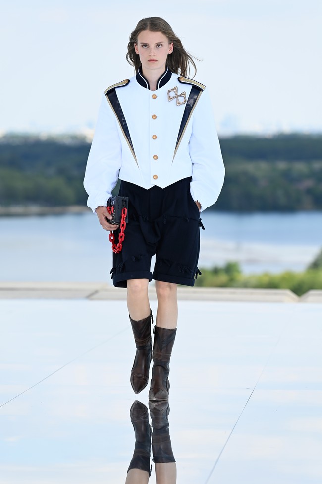 Fashion show koleksi terbaru Louis Vuitton Cruise 2022 yang mengangkat perjalanan ke luar angkasa. Foto: Getty Images/Pascal Le Segretain.