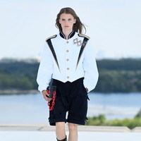 Fashion show koleksi terbaru Louis Vuitton Cruise 2022 yang mengangkat perjalanan ke luar angkasa. Foto: Getty Images/Pascal Le Segretain.