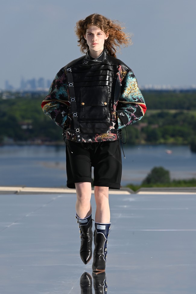 Fashion show koleksi terbaru Louis Vuitton Cruise 2022 yang mengangkat perjalanan ke luar angkasa. Foto: Getty Images/Pascal Le Segretain.