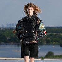 Fashion show koleksi terbaru Louis Vuitton Cruise 2022 yang mengangkat perjalanan ke luar angkasa. Foto: Getty Images/Pascal Le Segretain.