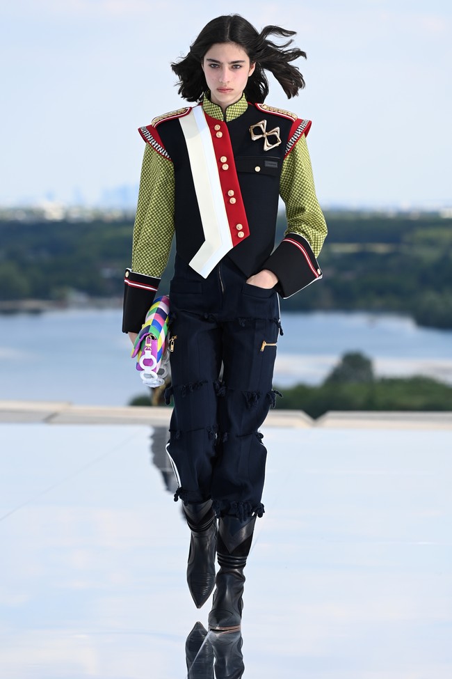 Fashion show koleksi terbaru Louis Vuitton Cruise 2022 yang mengangkat perjalanan ke luar angkasa. Foto: Getty Images/Pascal Le Segretain.