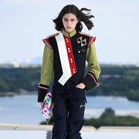 Fashion show koleksi terbaru Louis Vuitton Cruise 2022 yang mengangkat perjalanan ke luar angkasa. Foto: Getty Images/Pascal Le Segretain.