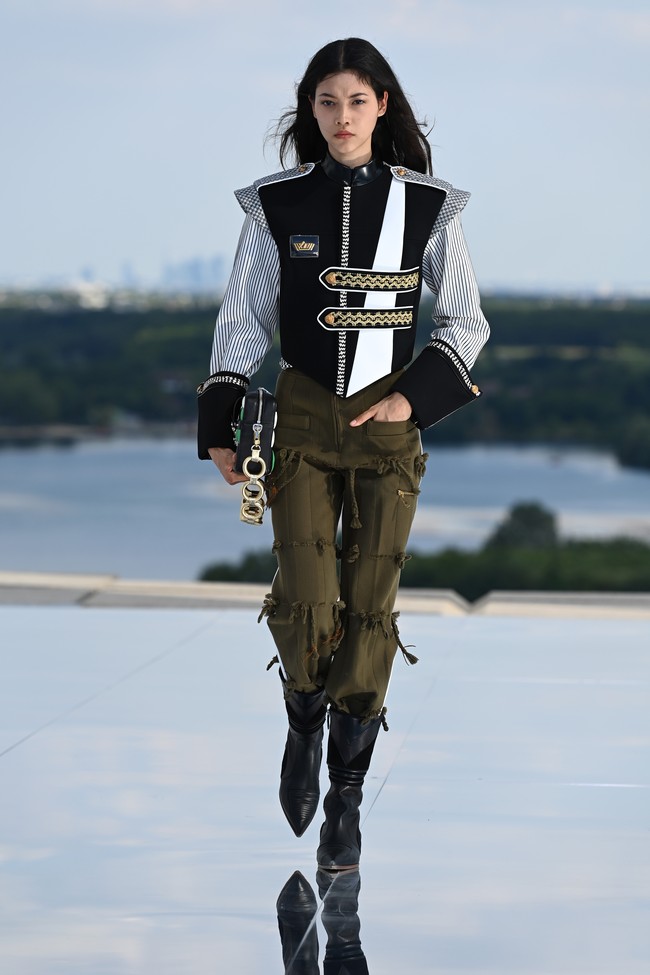 Fashion show koleksi terbaru Louis Vuitton Cruise 2022 yang mengangkat perjalanan ke luar angkasa. Foto: Getty Images/Pascal Le Segretain.