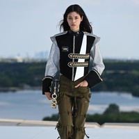 Fashion show koleksi terbaru Louis Vuitton Cruise 2022 yang mengangkat perjalanan ke luar angkasa. Foto: Getty Images/Pascal Le Segretain.