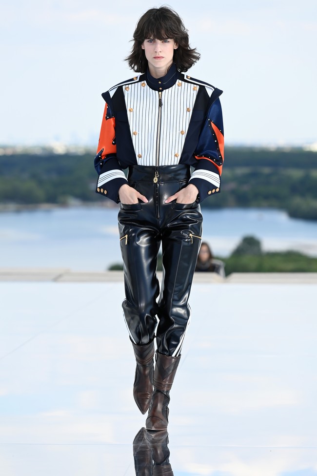 Fashion show koleksi terbaru Louis Vuitton Cruise 2022 yang mengangkat perjalanan ke luar angkasa. Foto: Getty Images/Pascal Le Segretain.