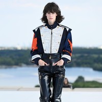 Fashion show koleksi terbaru Louis Vuitton Cruise 2022 yang mengangkat perjalanan ke luar angkasa. Foto: Getty Images/Pascal Le Segretain.