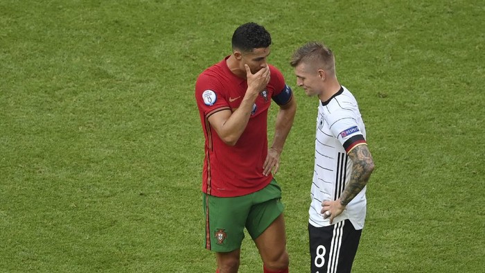 Portugals Cristiano Ronaldo, left, speaks Germanys Toni Kroos end of the Euro 2020 soccer championship group F match between Portugal and Germany at the football arena stadium in Munich, Saturday, June 19, 2021. (Matthias Hangst/Pool Photo via AP)