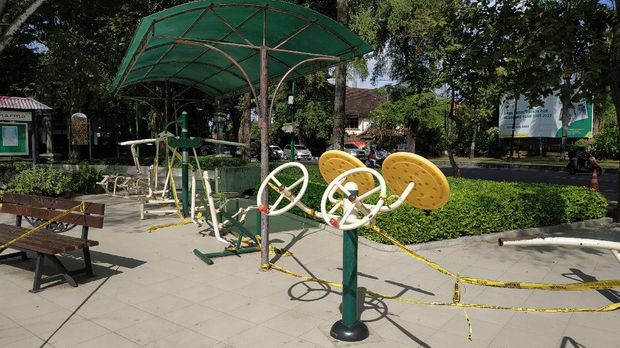 Lapangan Puputan Badung Denpasar, Bali ditutup usai lonjakan kasus virus Corona (COVID-19).