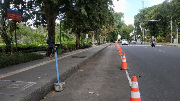 Lapangan Puputan Badung Denpasar, Bali ditutup usai lonjakan kasus virus Corona (COVID-19).