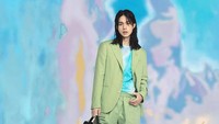 Ia tampil beda dengan rambut gondrong. Foto: (dok. Instagram/leedongwook_official)