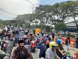 Tak Di-swab Antigen, Massa Demo Warga Madura Terobos Penyekatan di Suramadu