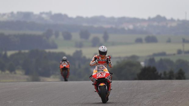 HOHENSTEIN-ERNSTTHAL, GERMANY - JUNE 20: Marc Marquez of Spain and Repsol Honda Team celebrates the victory and touch his shoulder under the podium during the MotoGP race during the MotoGP of Germany - Race at Sachsenring Circuit on June 20, 2021 in Hohenstein-Ernstthal, Germany. (Photo by Mirco Lazzari gp/Getty Images)
