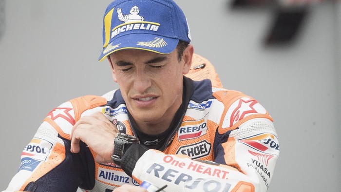 HOHENSTEIN-ERNSTTHAL, GERMANY - JUNE 20: Marc Marquez of Spain and Repsol Honda Team celebrates the victory and touch his shoulder under the podium during the MotoGP race during the MotoGP of Germany - Race at Sachsenring Circuit on June 20, 2021 in Hohenstein-Ernstthal, Germany. (Photo by Mirco Lazzari gp/Getty Images)