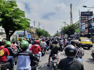 Warga Madura Demo Balai Kota Surabaya Sempat Bikin Macet Lalu Lintas