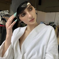 Meadow Walker masih berusia 15 tahun saat peristiwa naas yang menimpa Paul Walker terjadi. Dari gadis imut, kini ia menjelma menjadi wanita cantik dan stylish. Foto: Instagram/@meadowwalker