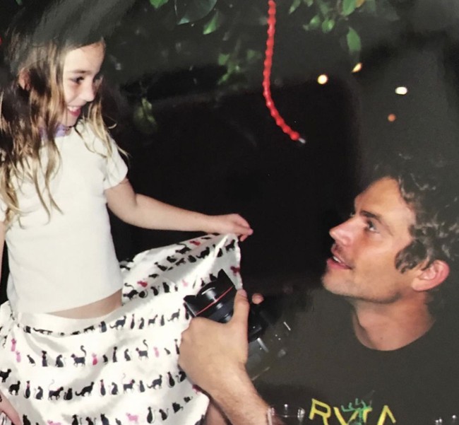 “Hari yang konyol untuk mengenang dalam kesedihan. Hari ini merupakan perayaan akan cinta dan kebahagiaan yang kamu bawa ke dunia. Inilah foto saya dan sahabat terbaik saya sedang tidur siang,” tulis Meadow Walker pada caption foto dirinya bersama mendiang ayah tercinta. Foto: Instagram/@meadowwalker